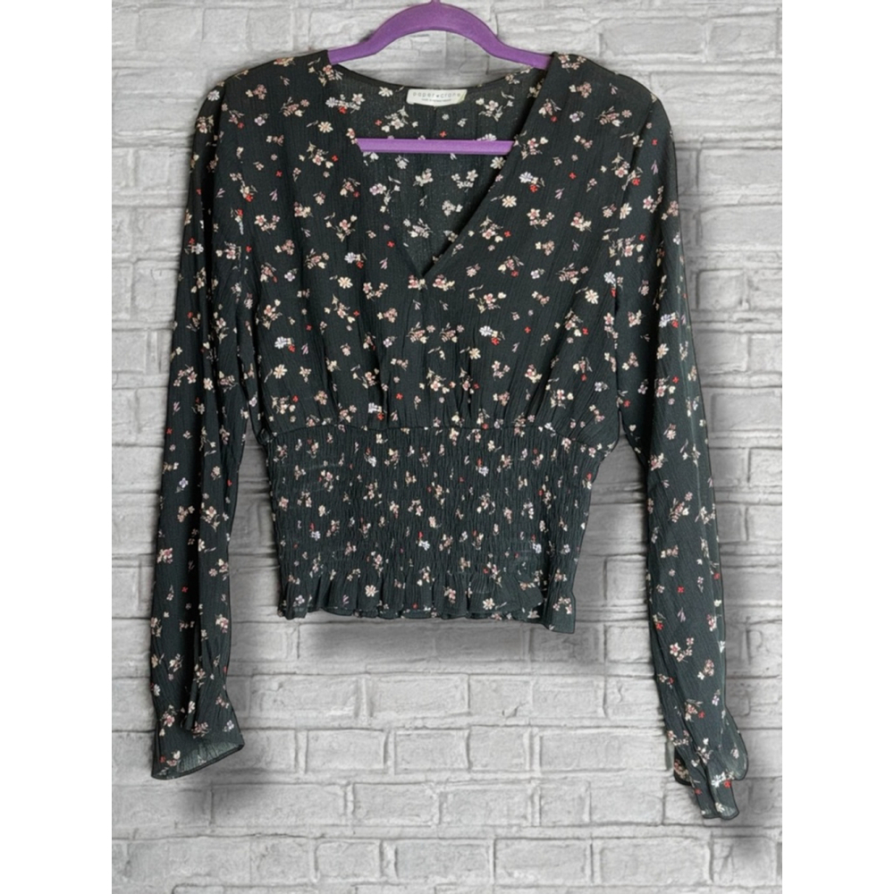 Paper Crane Women's Medium Black Floral Cropped Smocked Waist V-Neck Blouse EUC